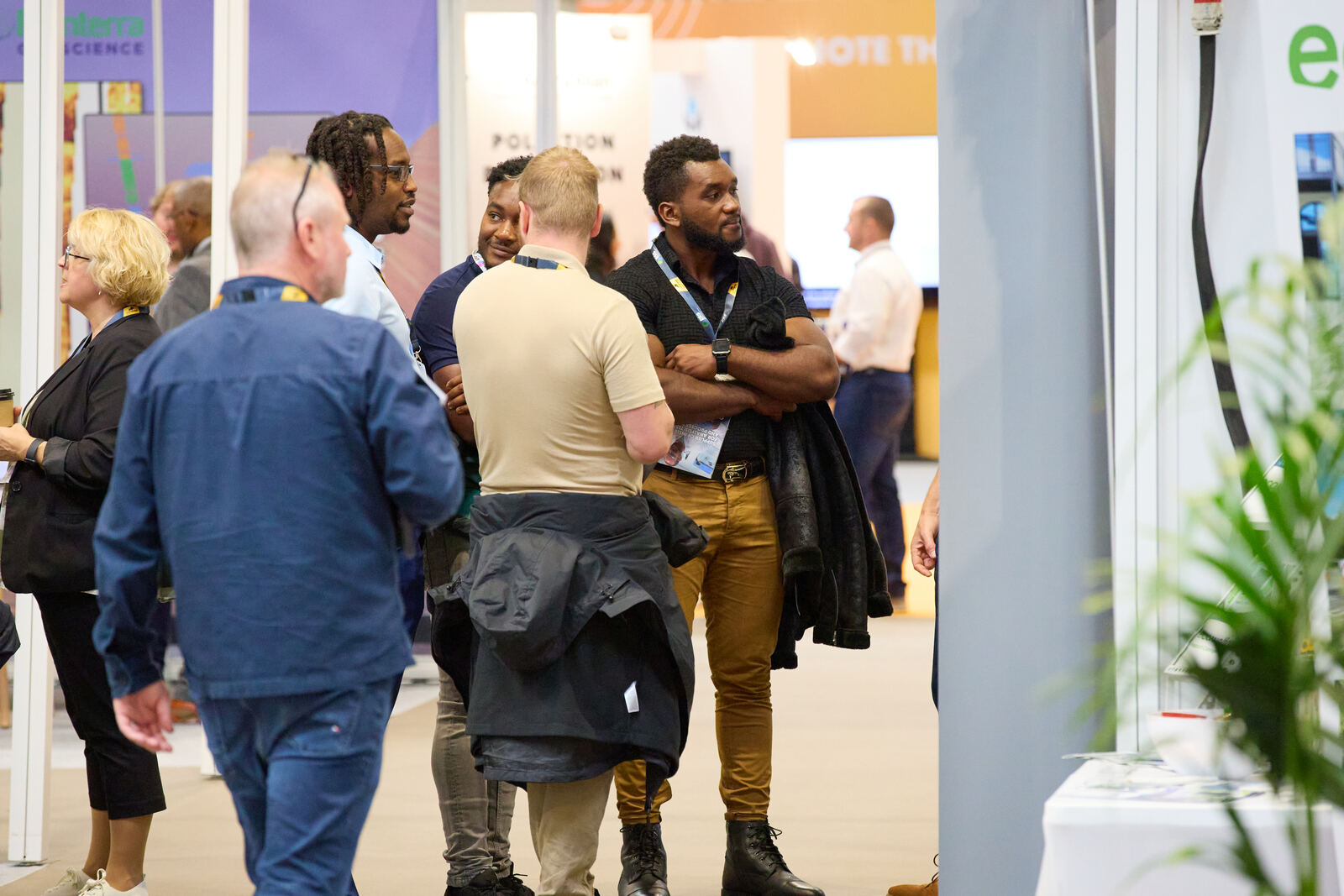 Attendees networking between sessions at ESS Expo